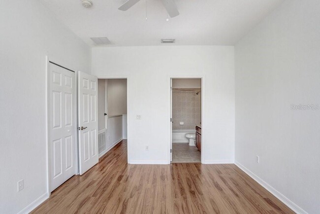 Building Photo - 2050 Park Crescent Dr