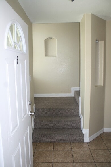landing leading to stairway - 1204 West Kiwi