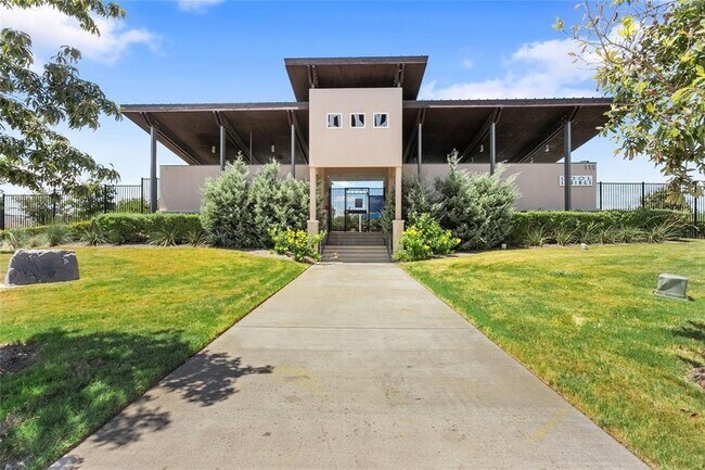 Building Photo - 215 Silver Springs Bend