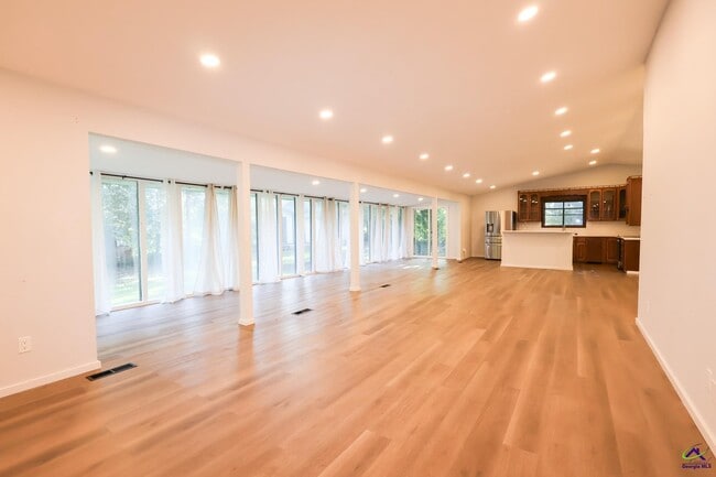 Building Photo - 205 Lake Placid Dr