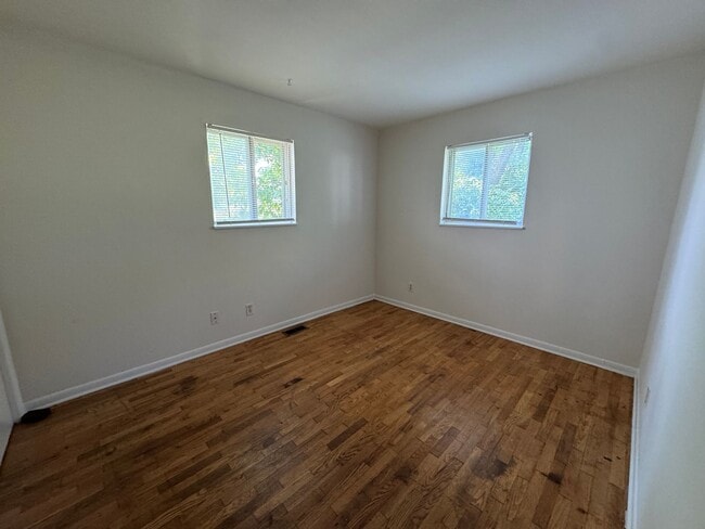 Building Photo - 942 W 33rd St