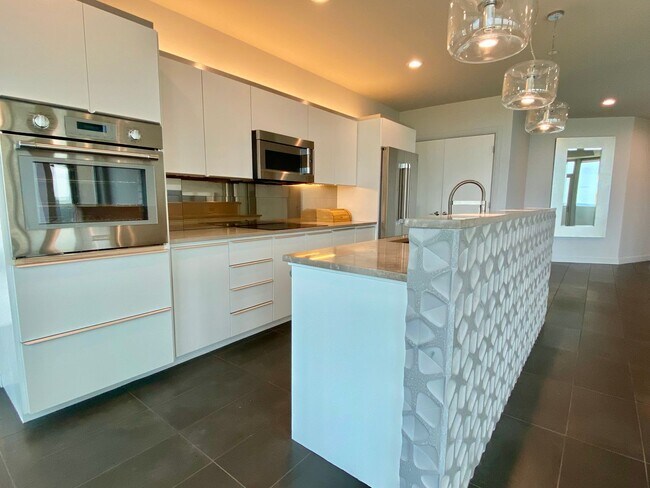 Building Photo - Luxury 2 Bed 2.5 Bath Condo in Central OKC