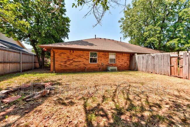 Building Photo - 1713 Hillcrest Dr