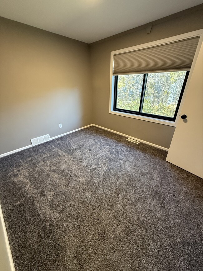 Building Photo - 2004 1st Ave S