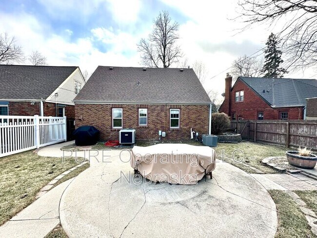 Building Photo - 4928 Happy Hollow Blvd