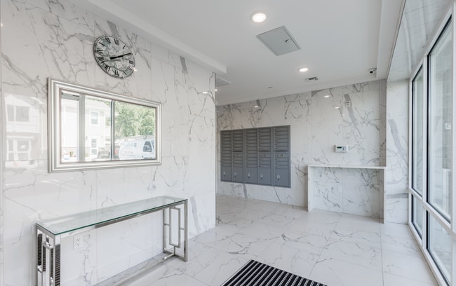 Building Photo - Luxury 1- & 2-Bedroom Apartments in Paramu...