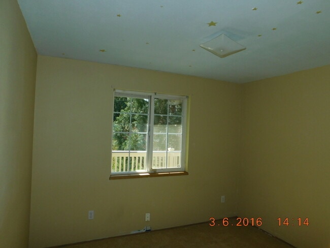 Building Photo - Beautifully Custom Updated 3BD/1.5BA Home ~ Gorgeous Kitchen & Master Bedroom!