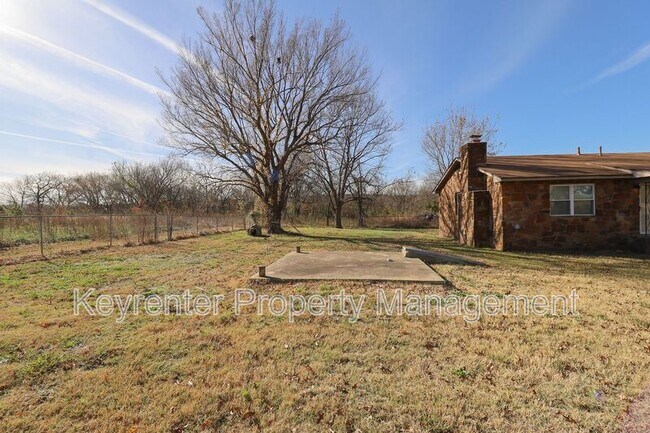 Building Photo - 1705 Bixby Rd