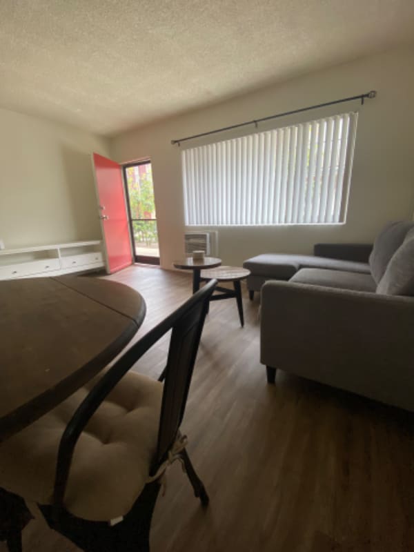 Building Photo - 820 S Walnut Ave