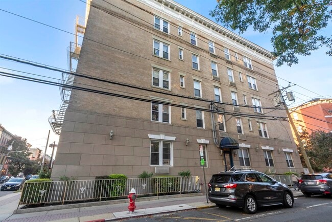 Building Photo - 734 Adams St