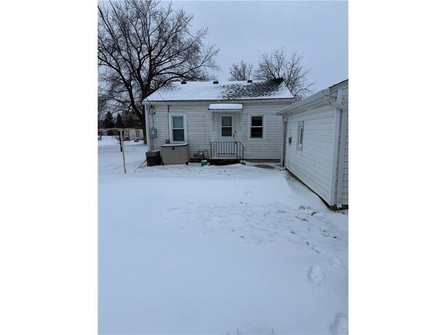 Building Photo - 320 E Main St