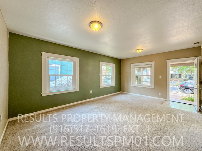 Building Photo - Adorable 2 Bedroom Charmer