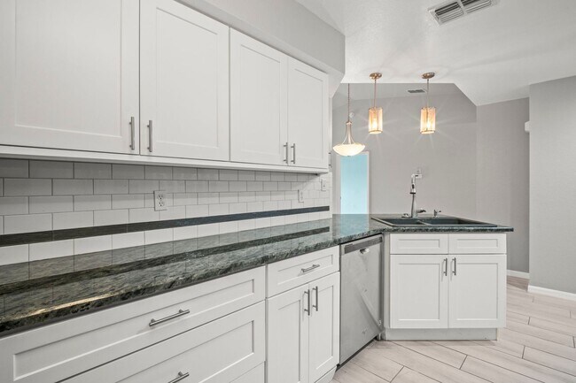 Building Photo - Fully renovated 2 bedrooms 2 baths Condo i...