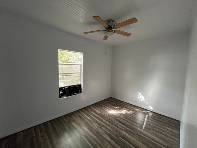 Building Photo - 1507 Ave I