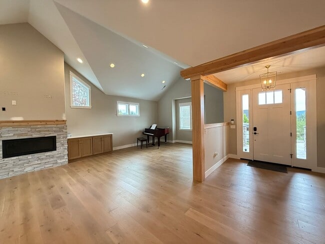 Building Photo - Elegant and Luxurious Cottage Grove Home