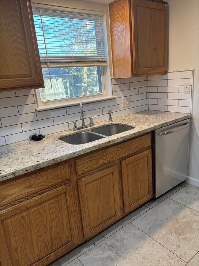 Building Photo - 4322 Woodmont Dr