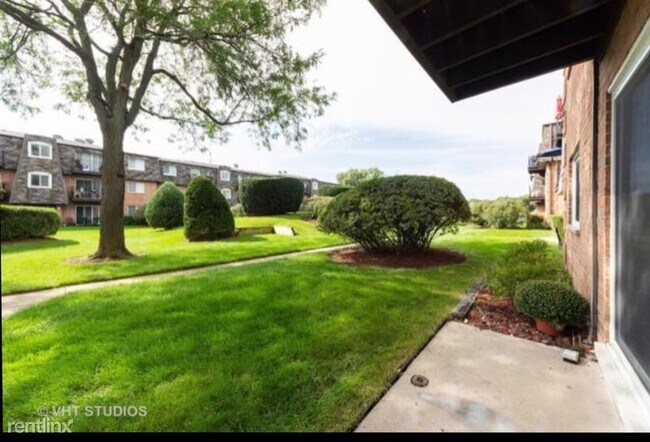 Building Photo - 9397 Bay Colony Dr