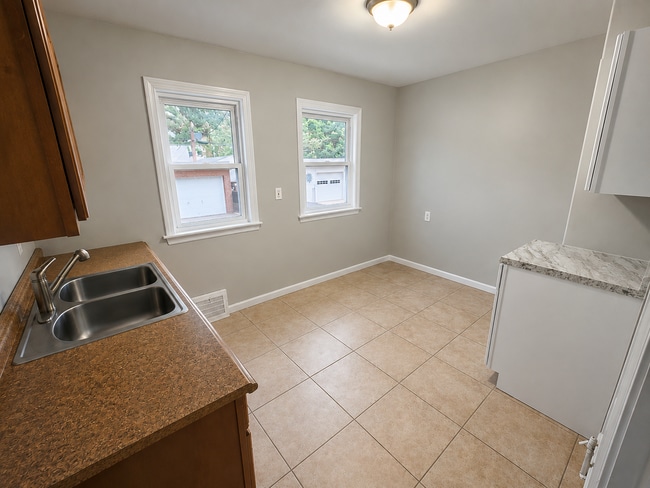 Building Photo - Move-In Ready 3BR Home in Desirable Euclid Location