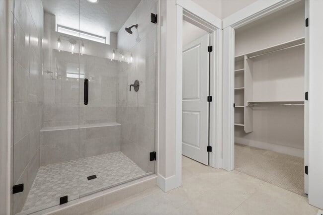 Building Photo - Resort-Style Living in the Prestigious Riv...