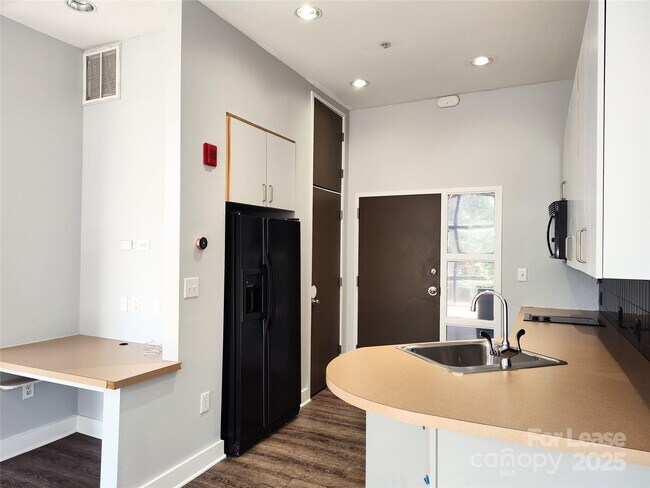 Building Photo - 514 W 10th St