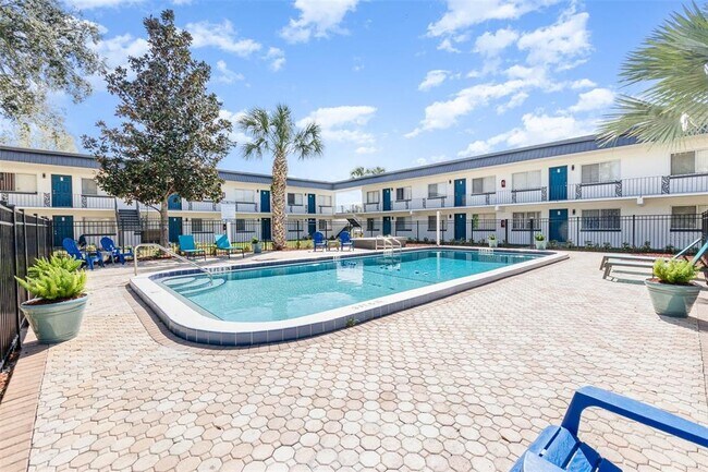 Building Photo - 2000 15th Ct NW