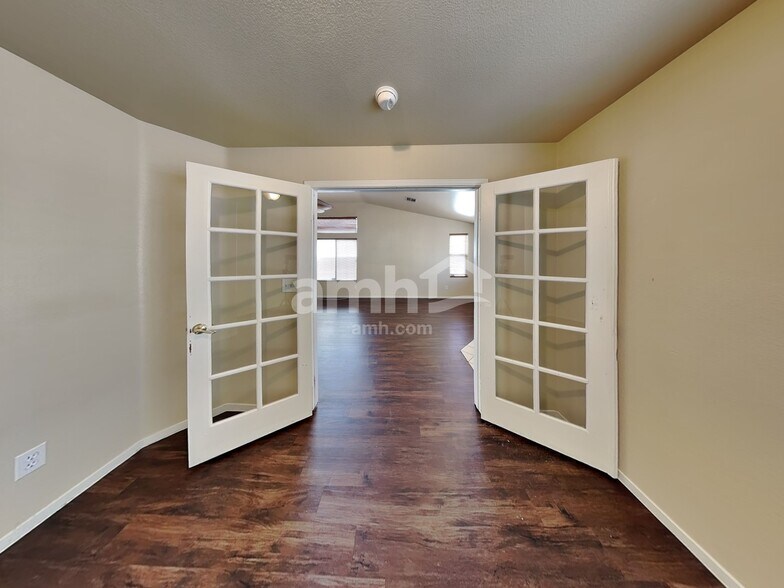 Building Photo - 710 Breezy Ridge Dr