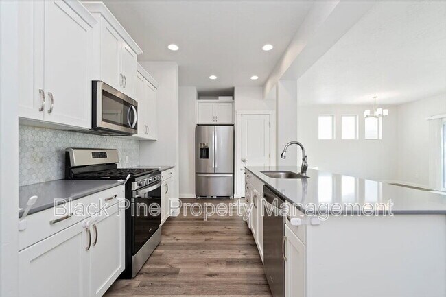 Building Photo - 3098 N Lochness Ave