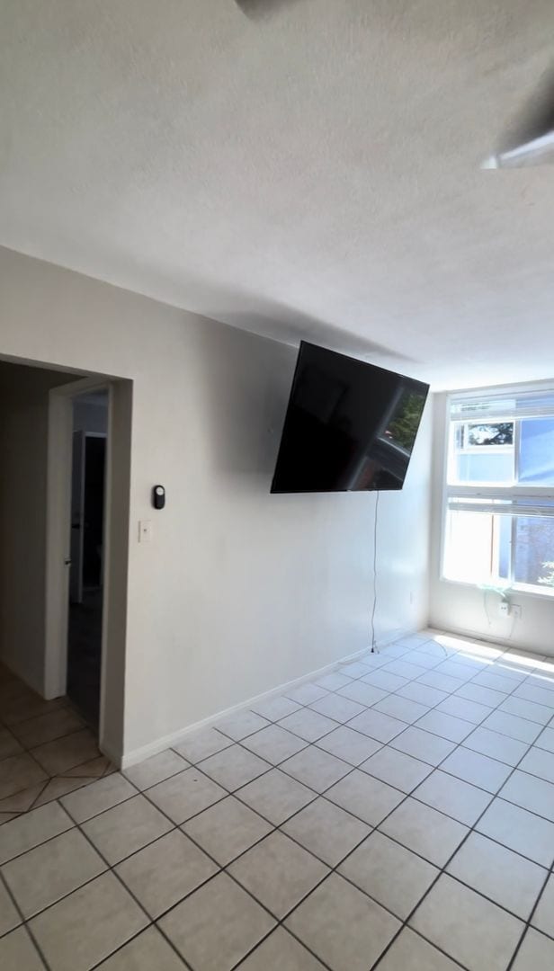 Building Photo - 6 BEDROOM 4 BATHROOM