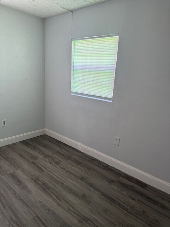 Building Photo - 527 A Ln
