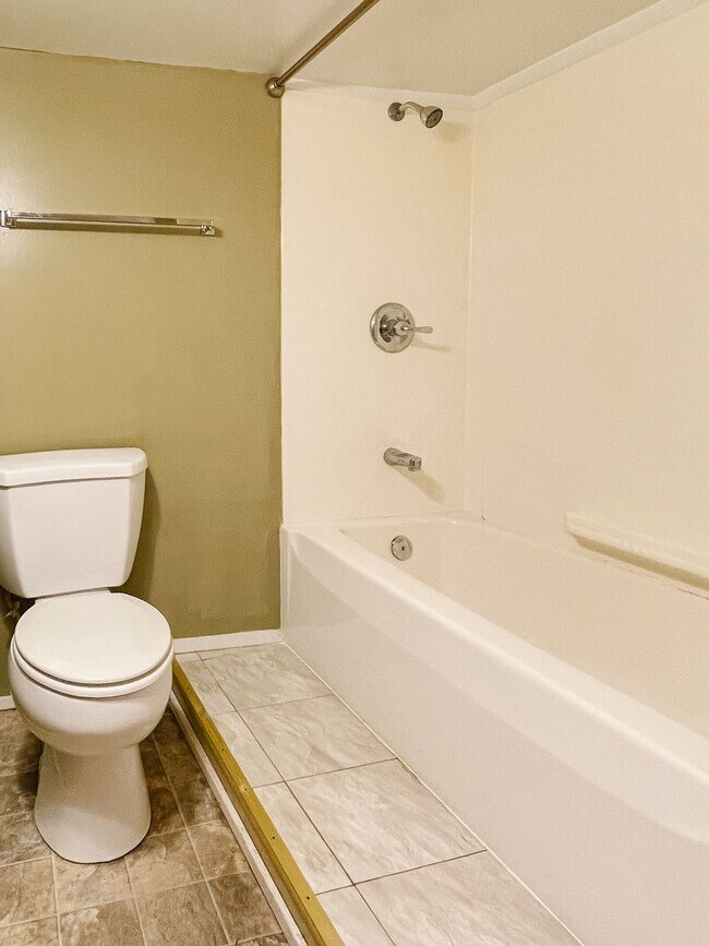 Building Photo - PRELEASING for AUGUST! Close to Campus: In-Unit Washer/Dryer + LOFT