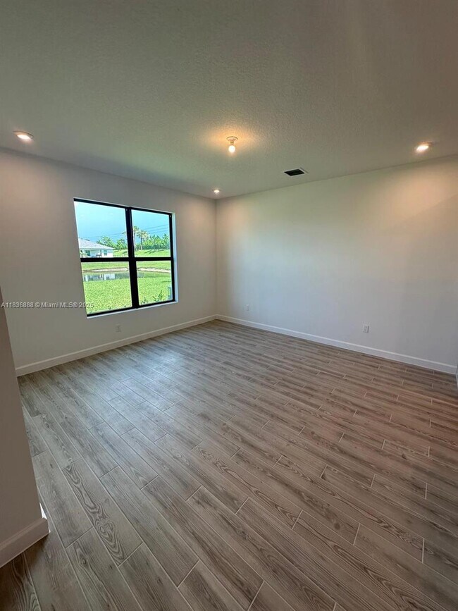 Building Photo - 14051 SW Thorens Dr