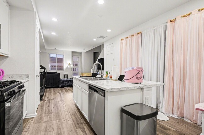 Building Photo - Available April 2026! 2 bed 2.5 bath townhouse!