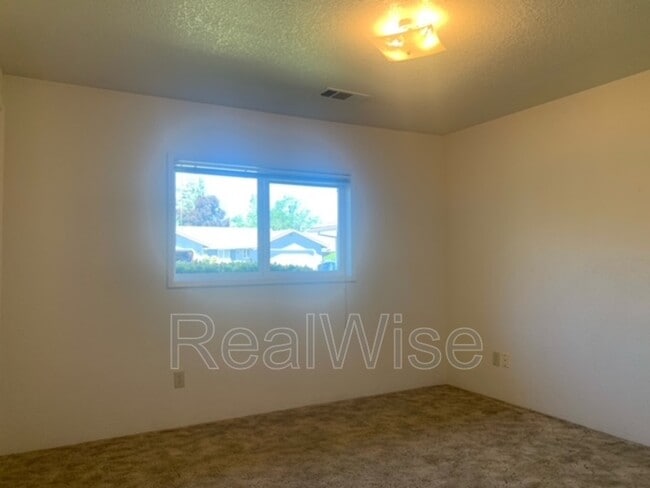 Building Photo - 1423 SW Kokanee Ln