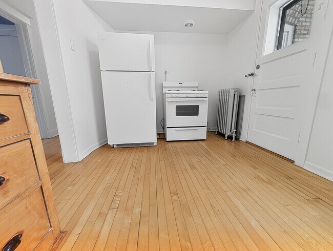 Building Photo - Large 3-bed/1-bath Apartment in the Heart of Rogers Park!