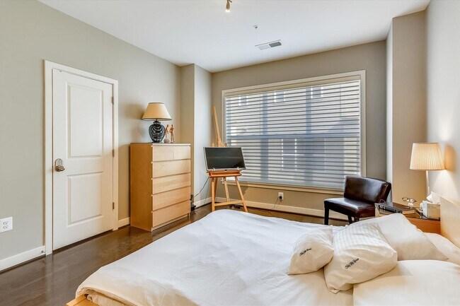 Building Photo - GREAT LOCATION!! Stunning 3BD/3.5BA luxury 4-level townhouse!