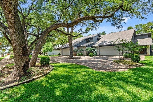 Building Photo - 8606 Mesa Dr
