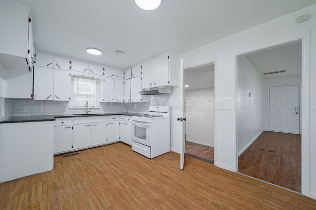 Building Photo - 3704 SW 40th Pl