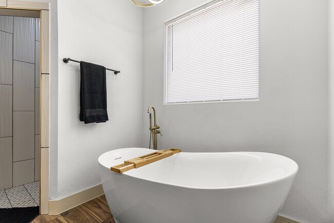 Building Photo - 12370 W University Blvd