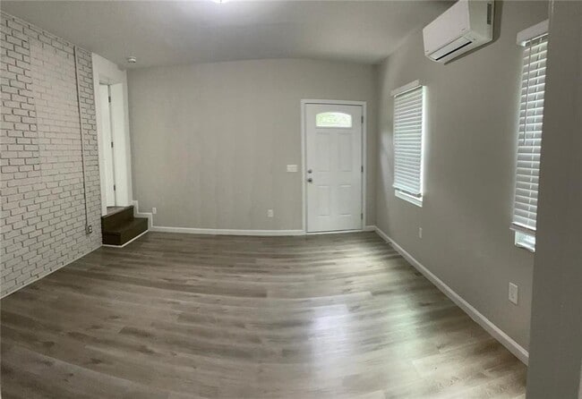 Building Photo - 3258 Raymond Dr