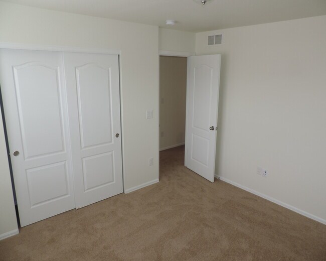 Building Photo - Sierra Ridge 4 Bedroom Home (Available Imm...