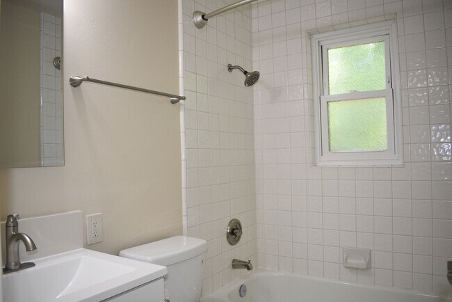 Building Photo - 5150 Oak Leaf Ave