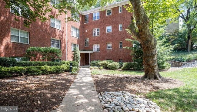 Building Photo - 1423 N Nash St