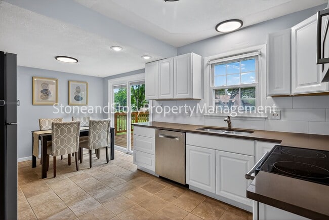 Building Photo - 4 bedroom 2 bath on quiet street in Briarwood