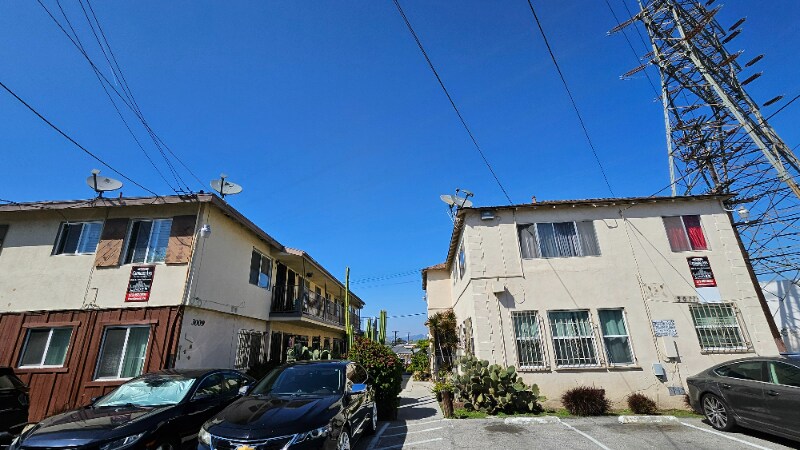 Building Photo - 3011 Carmona Ave