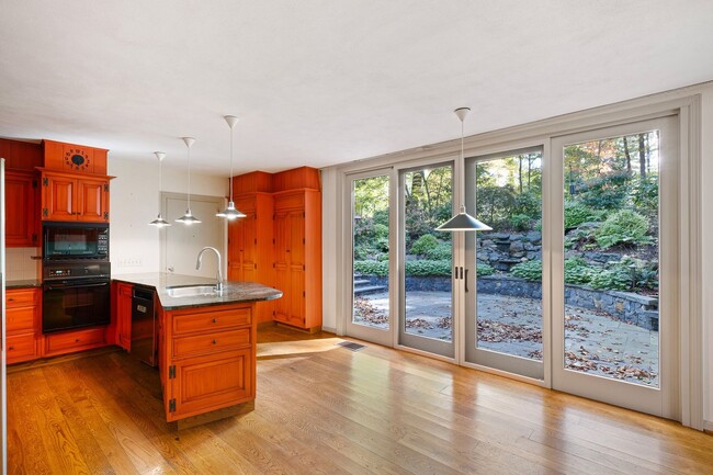 Building Photo - Mid Centurty Modern Home