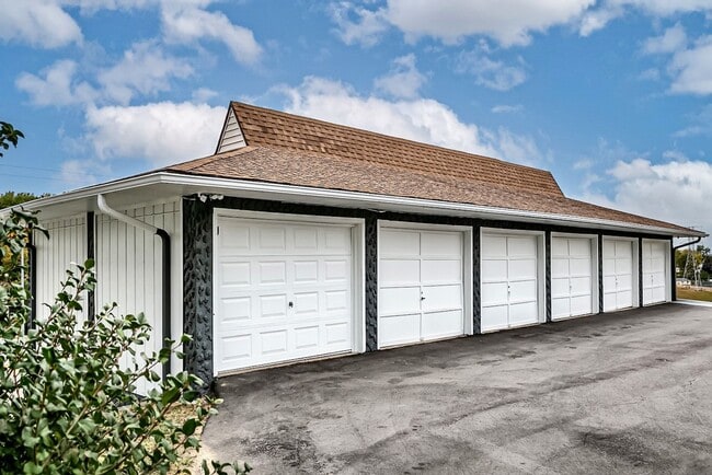 Building Photo - Fully renovated 2-bedroom apartment home available NOW!