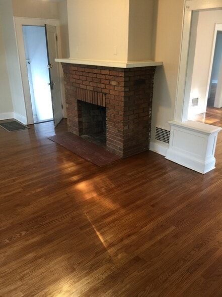 Building Photo - 1128 N Glencove Rd