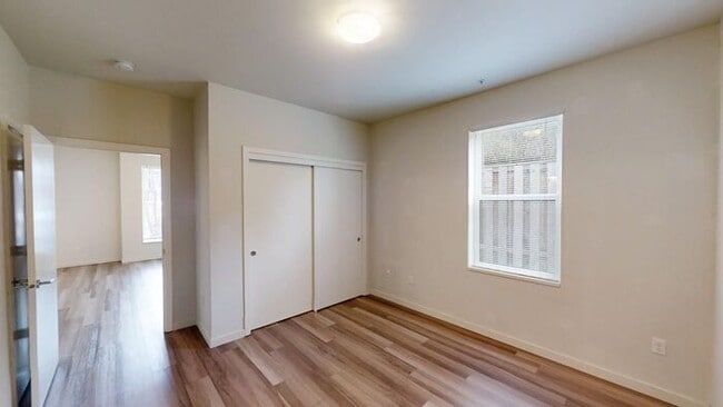Building Photo - First Floor Front Facing Vibrant Stylish O...