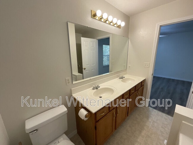 Building Photo - 1545 Fairoaks Dr