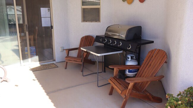 Building Photo - Furnished 3 Bedroom home